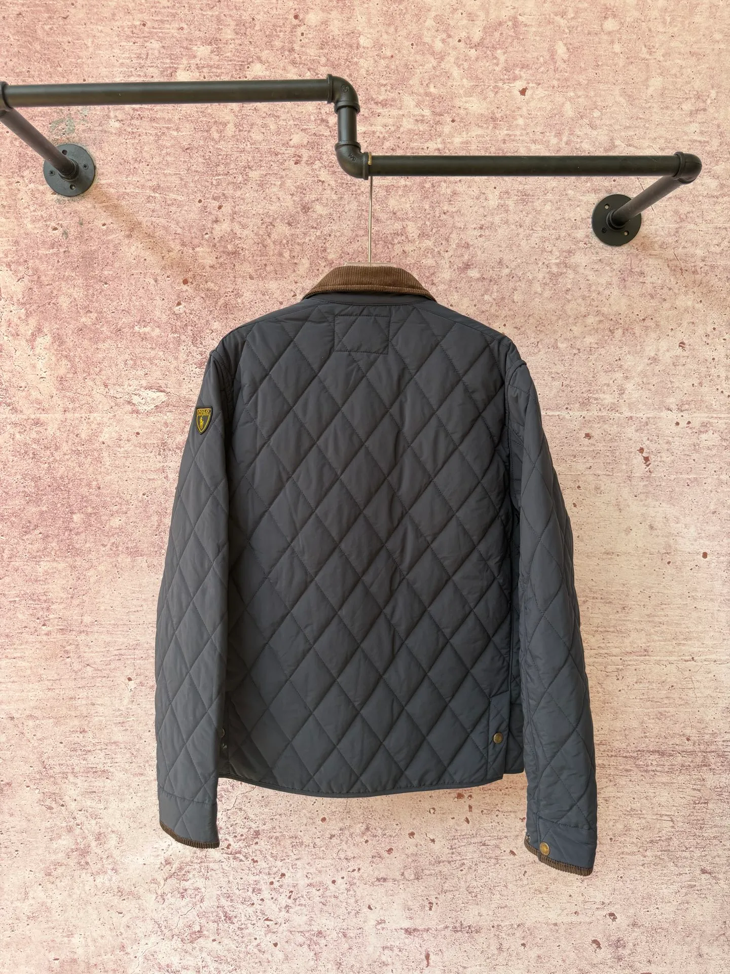 P430 Raff's new rhombus plaid workwear cotton jacket, customized hardware accessories, fine workmanship inside and outside to maintain the original details, simple version, old money style, casual matching, workmanship details restored, diamond grid stitching inside and outside fixed, collar and cuffs with corduroy to add matching attributes, shoulder chapters highlight the brand tonality, hem slit snap design is more matching attributes, full of details